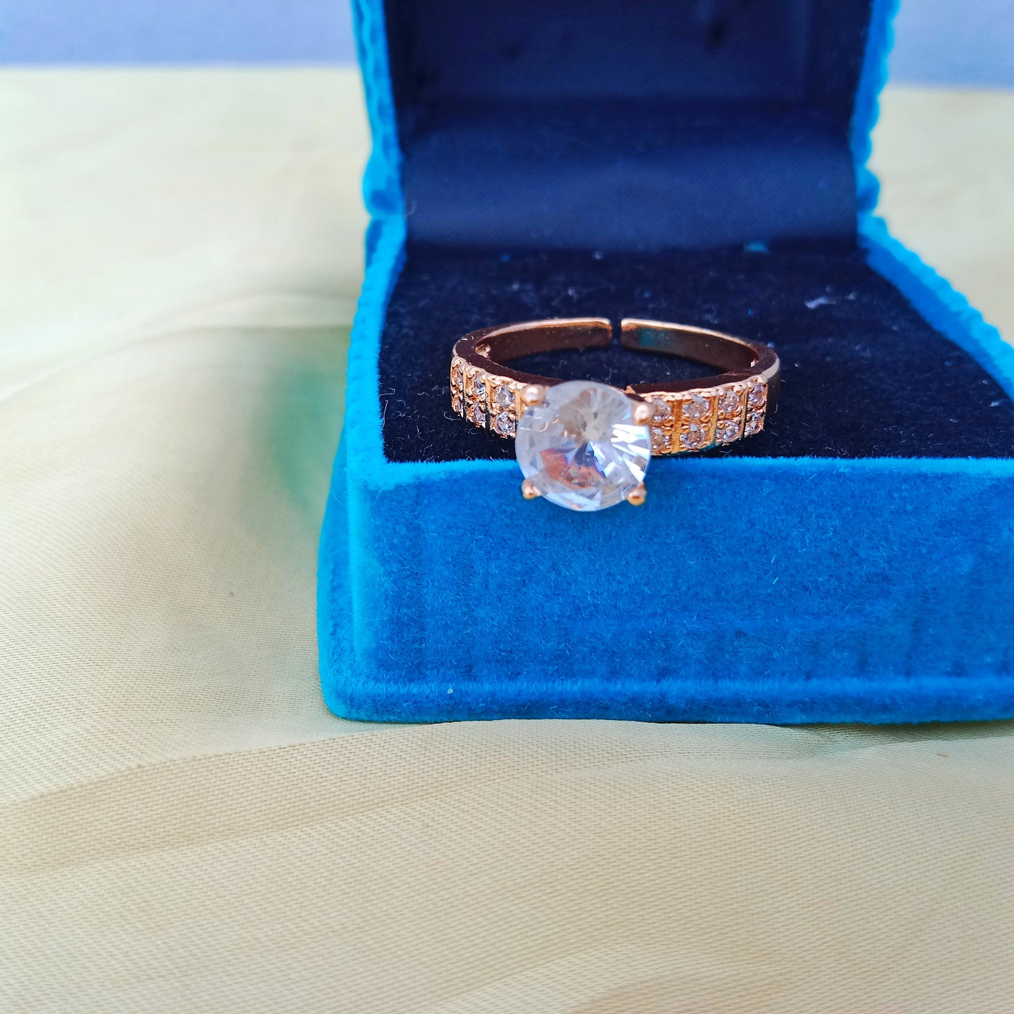 ADJUSTABLE DIAMOND CUT STONE RING