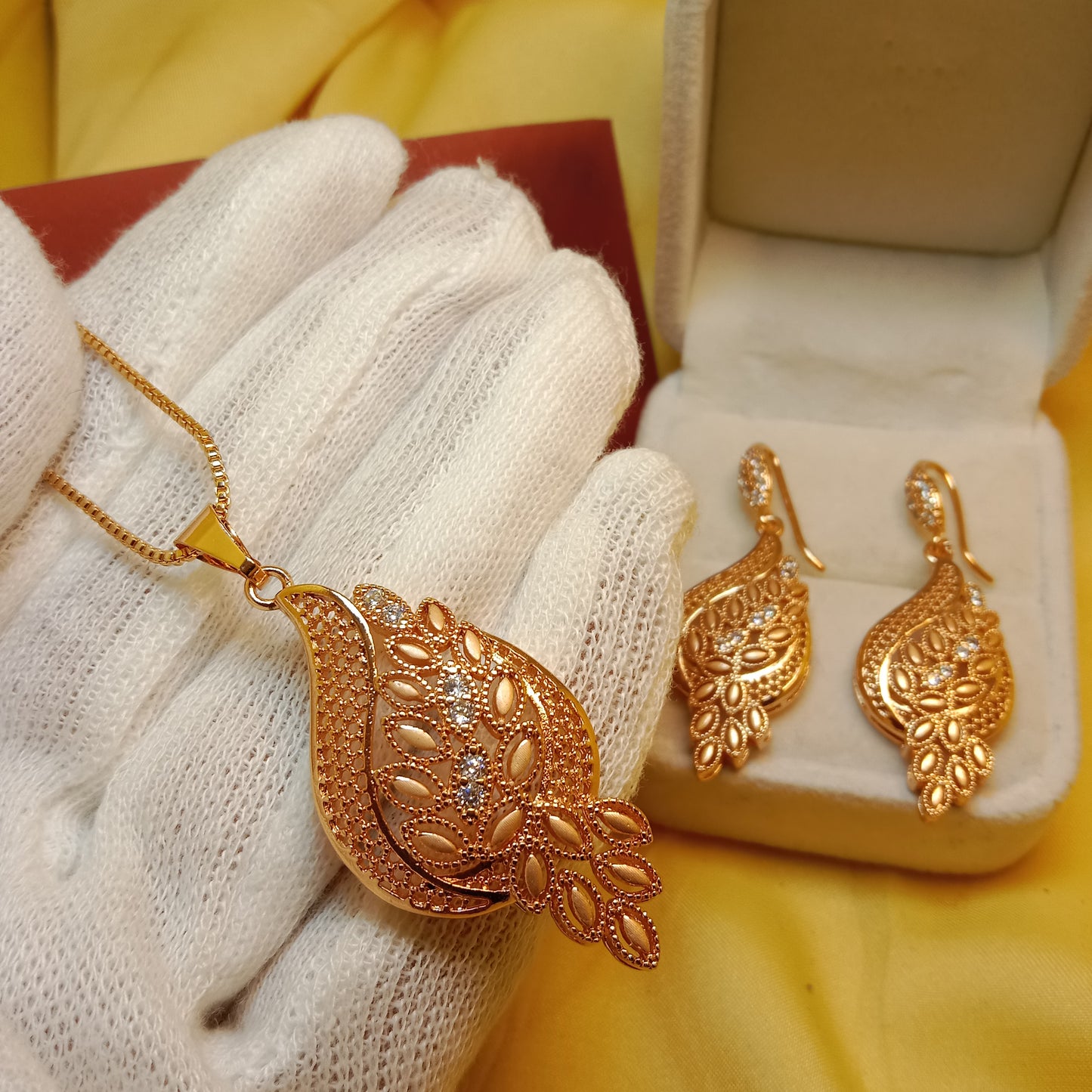 Leaf Crystal Golden Necklace