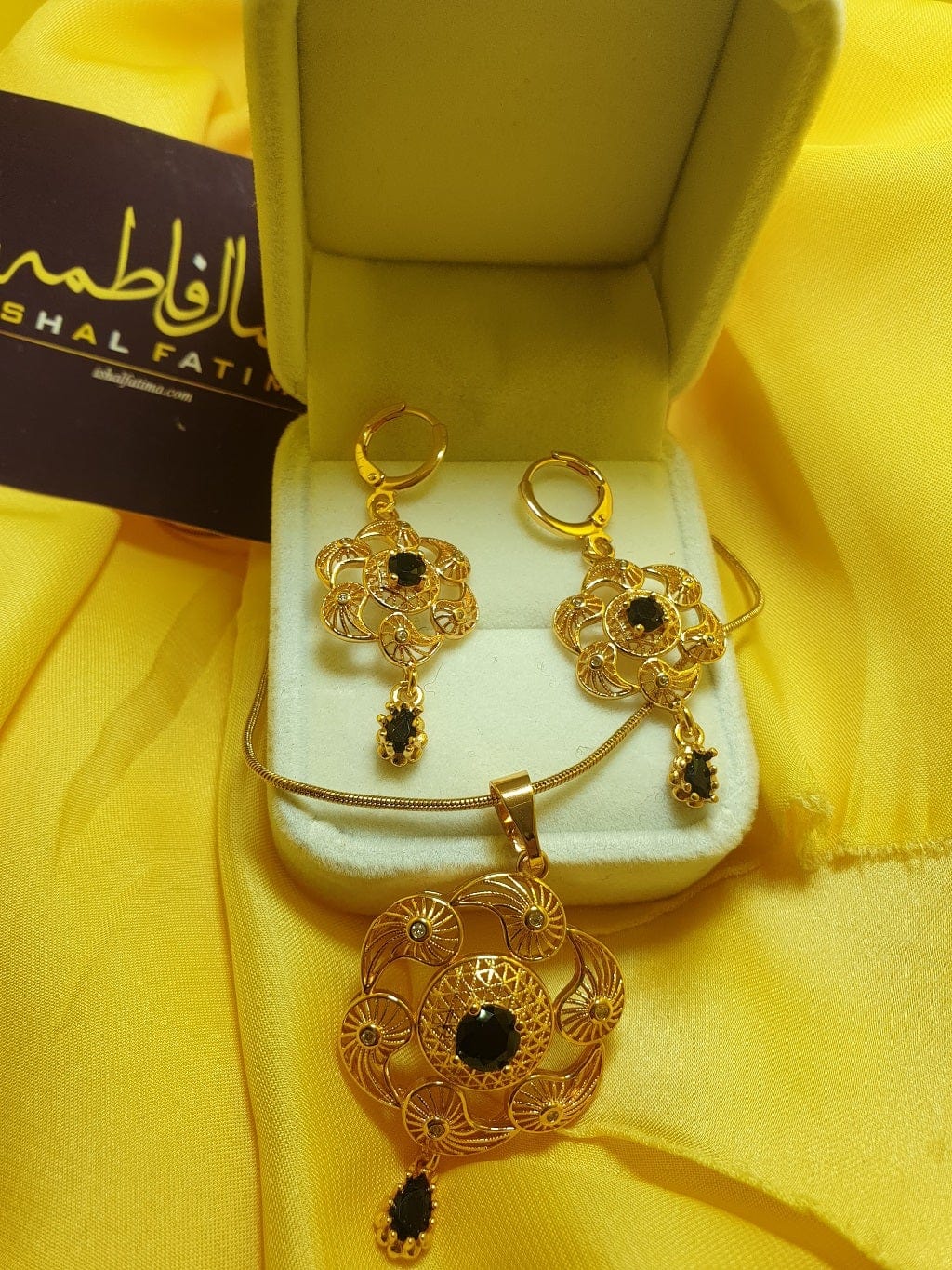 Ishal Fatima Beautiful Black Stones Flower Necklace Set