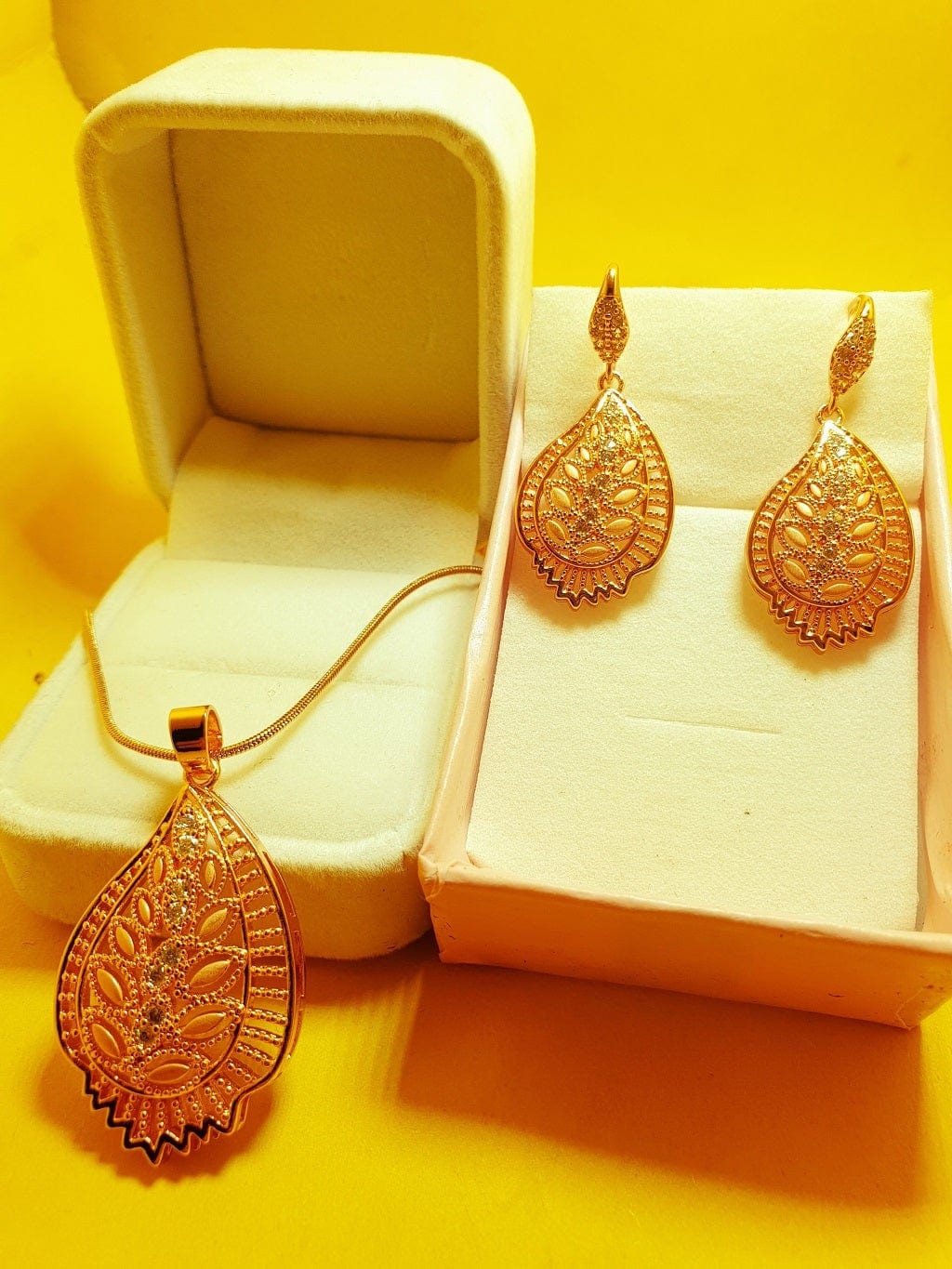 Ishal Fatima Fancy Leaf Golden Necklace Set