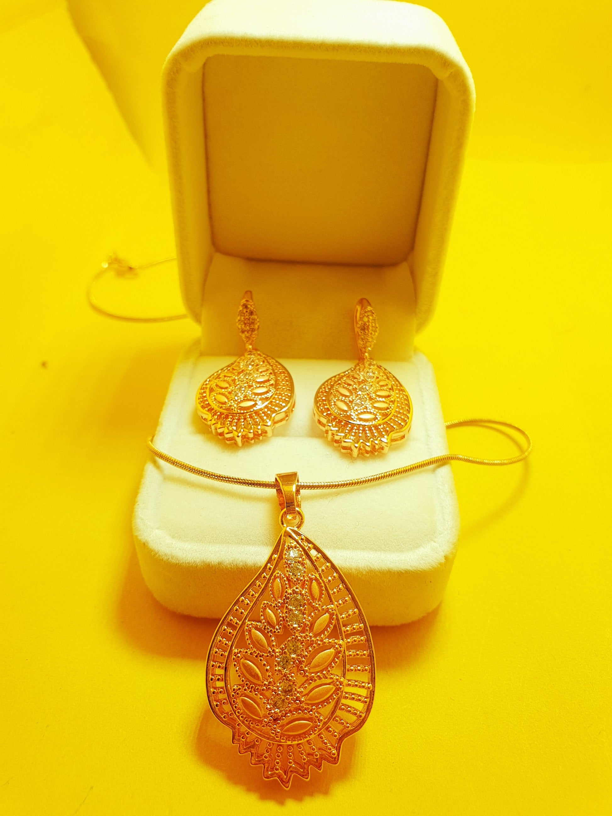 Ishal Fatima Fancy Leaf Golden Necklace Set