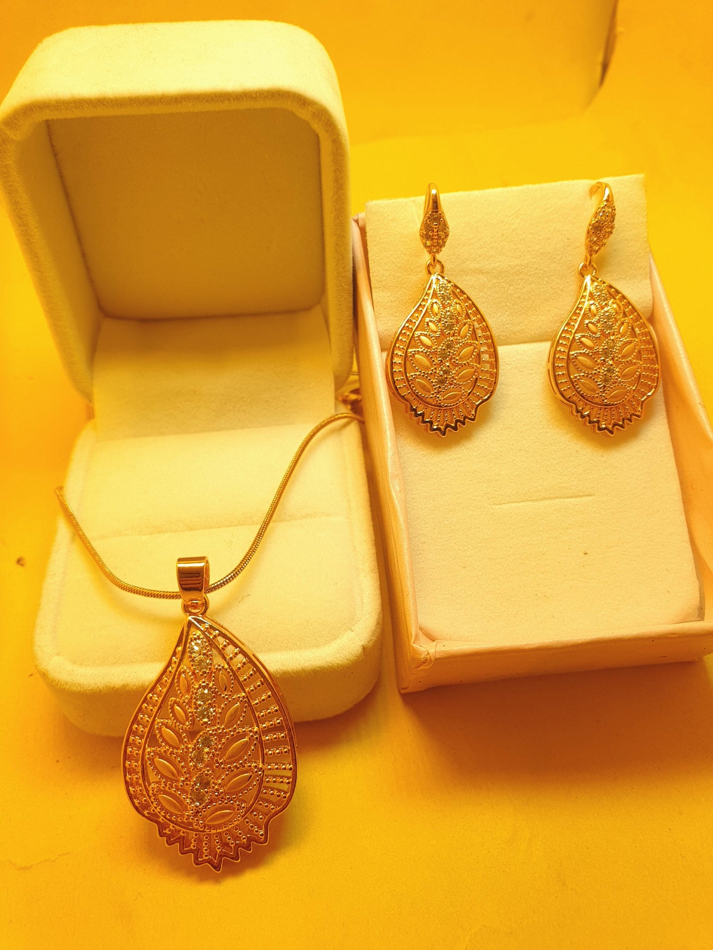 Ishal Fatima Fancy Leaf Golden Necklace Set